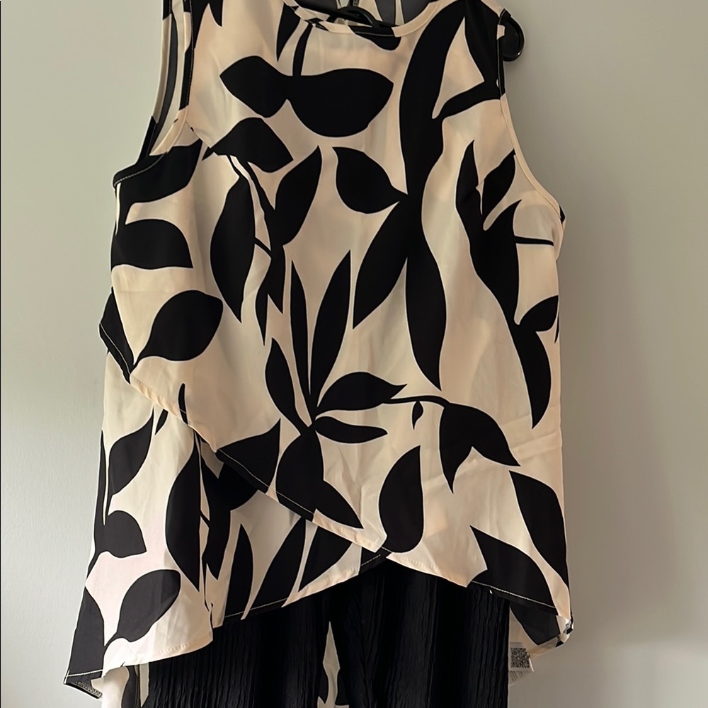 Black and White Leaf Print Sleeveless Top and capri pants